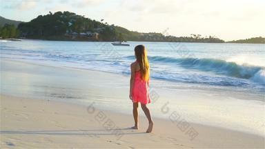 可爱的快乐女孩走白色海滩加勒比假期慢<strong>运动视频</strong>